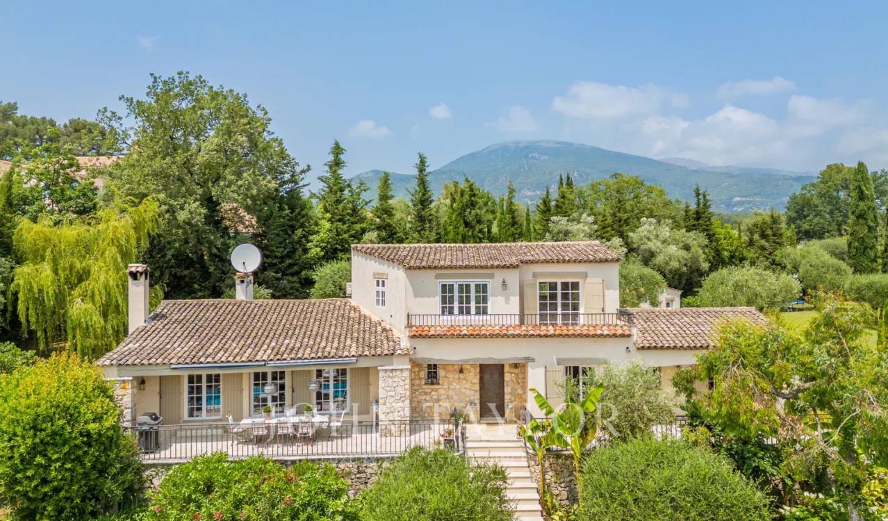 Maison 7 pièces 220 m² · à Roquefort-les-Pins · 220 m² · 2 190 000 €