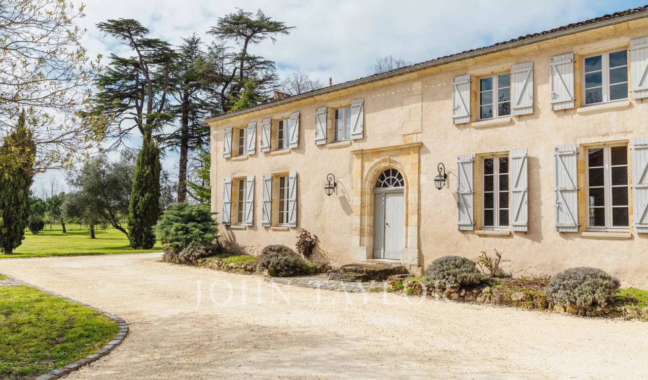 Maison 8 pièces 260 m² · à Saint-Émilion · 260 m² · 700 000 €