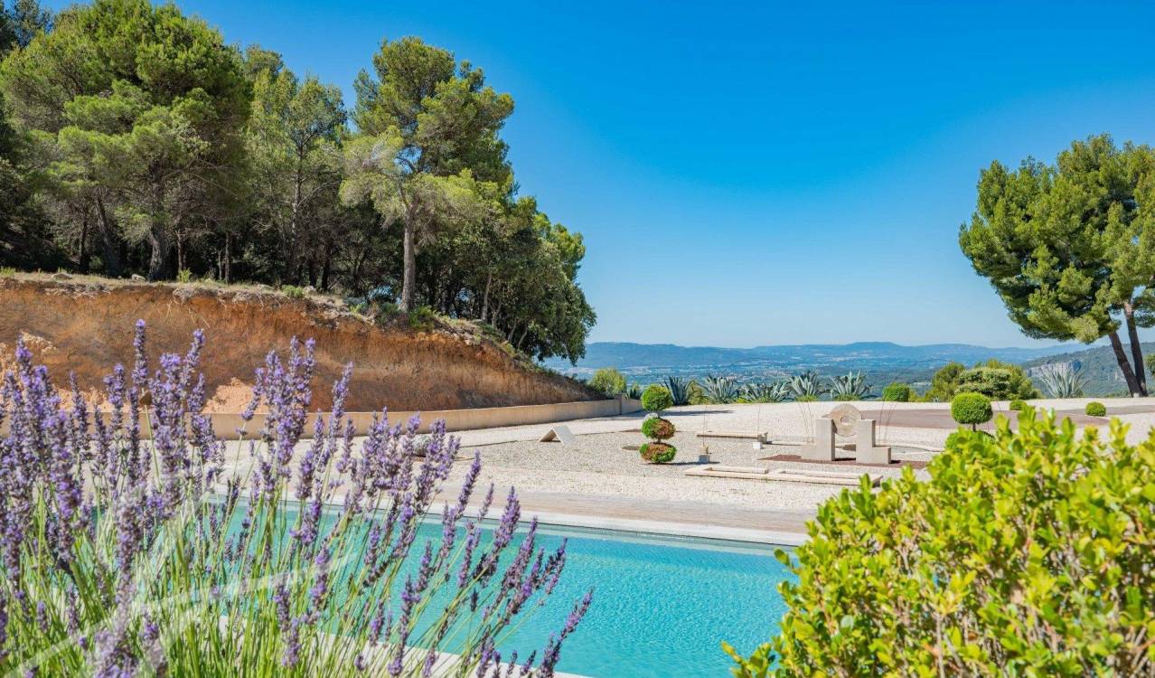 Maison 12 pièces 650 m² · à Lourmarin · 650 m² · 6 000 000 €